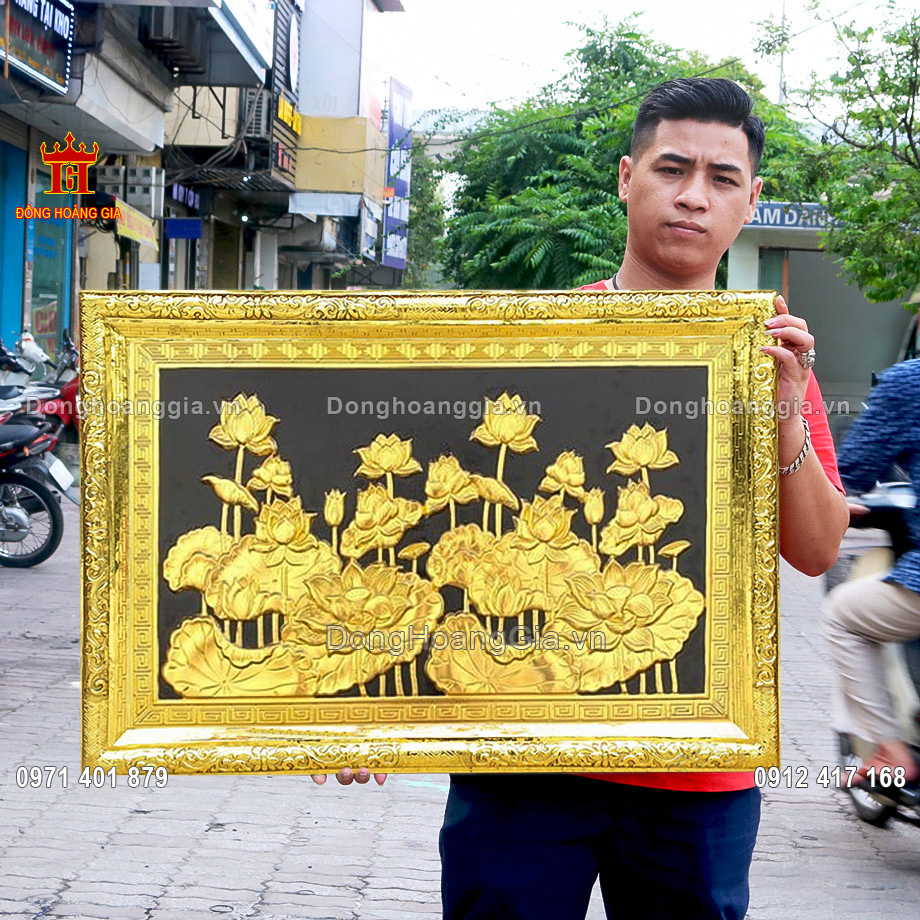 Tranh hoa sen bằng đồng mạ vàng 24K là dòng sản phẩm tranh đồng cao cấp tại Hoàng Gia